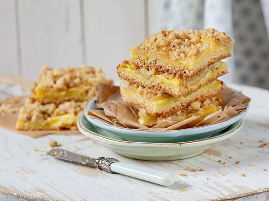 Apple pie with pudding and brittle crumble