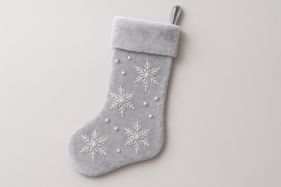 Elegant Winter Sparkle: Christmas Decorations Flannel Pearl Snowflake Christmas Socks Plush Christmas Socks Gift Socks (Silver)