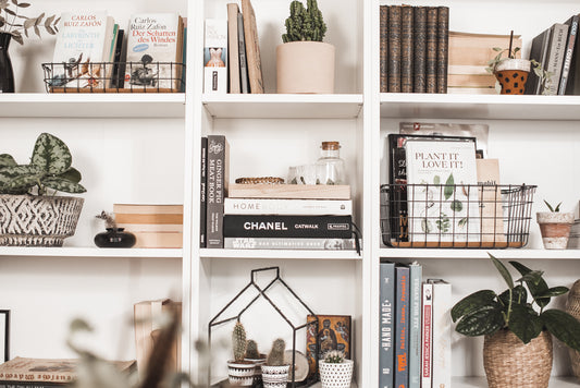 STYLE THE BOOKSHELF - THIS IS HOW IT BECOMES AN EYE-CATCHER